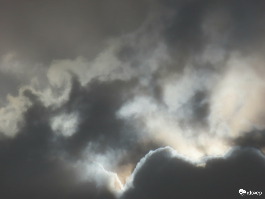 Felhők mögött bújkáló Nap