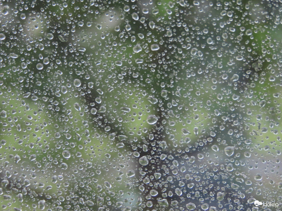 Hamarosan locsogott az eső, dörgött, villámlott