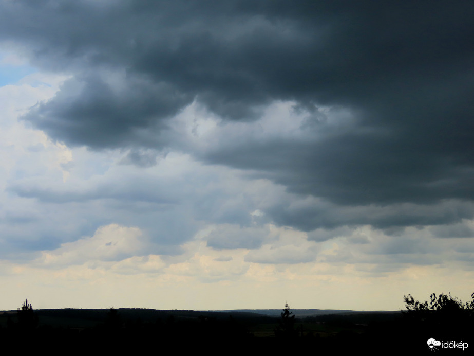 Rohamosan közeledő felhők