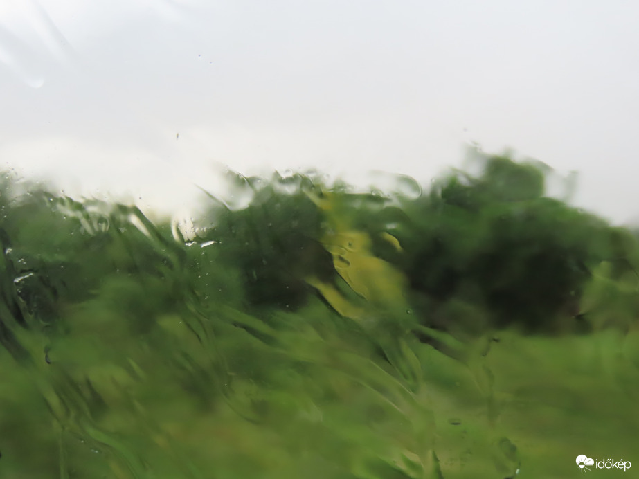 Folyt a víz az autó ablakán