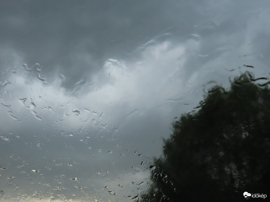 Lecsapott az eső