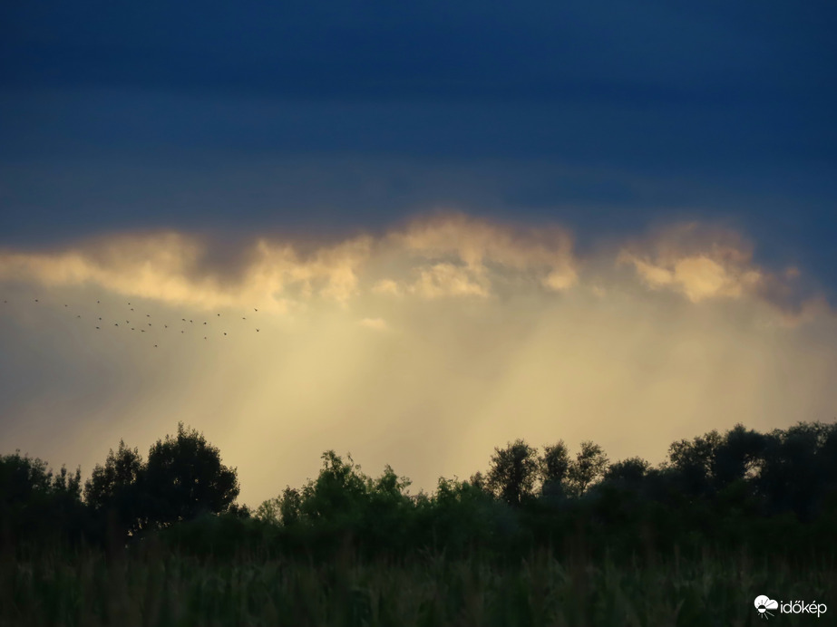 Felhőkön áttörő sugarak