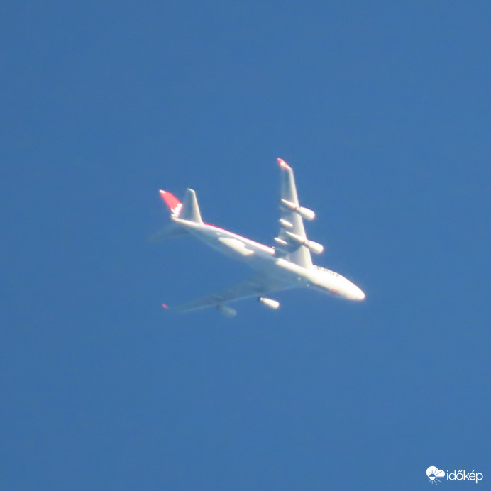 Kondenzcsík nélkül suhanó