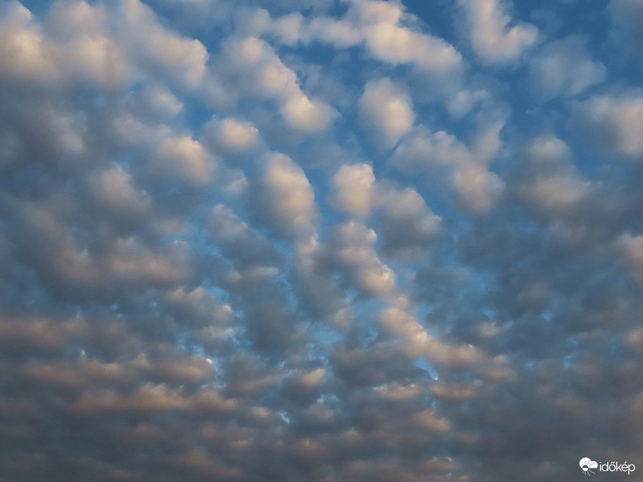 Napkelte utáni égbolt