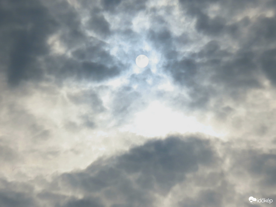 Felhők között bújkáló Nap 16:28