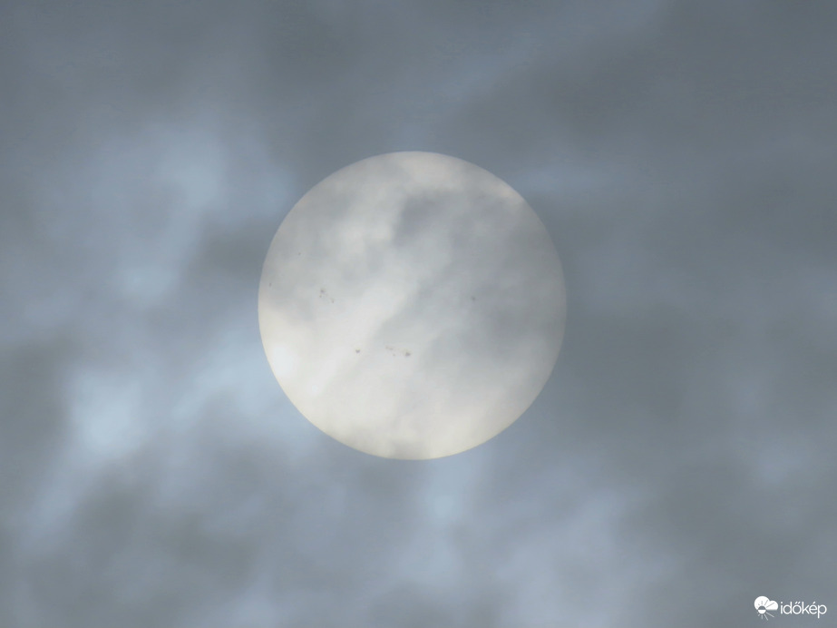 Felhők között bújkáló Nap 16:30