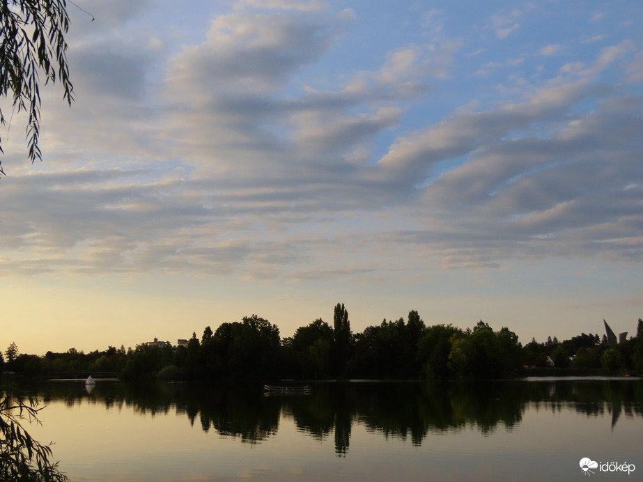 Napkelte után a tónál