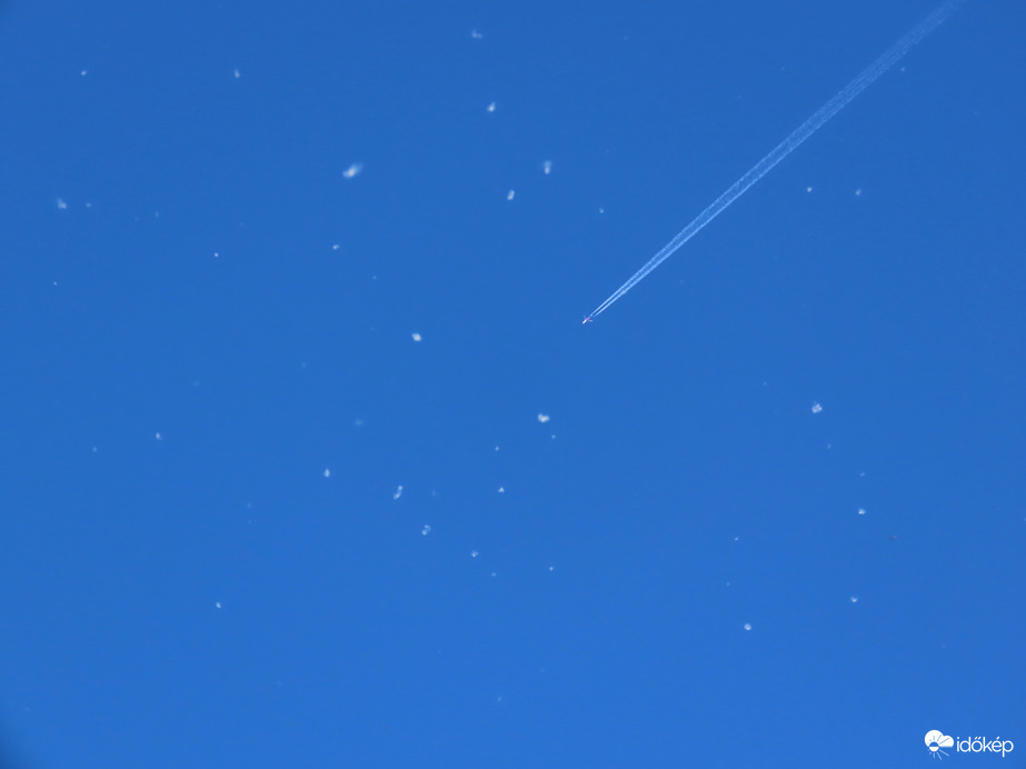 Kék égbolt "hóeséssel"