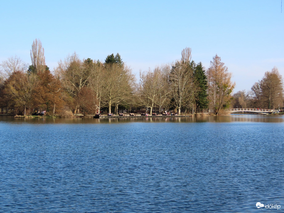 Megteltek a sziget napozóágyai