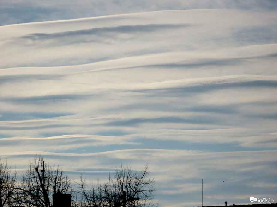 Változatos délutáni égbolt