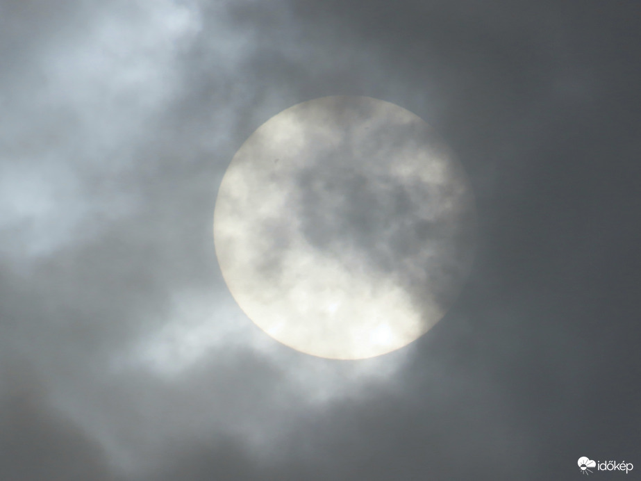 Felhők között bújkál a Nap