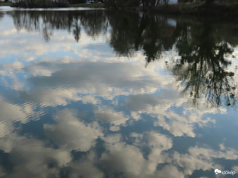 Tükröt tartott a tó az égnek