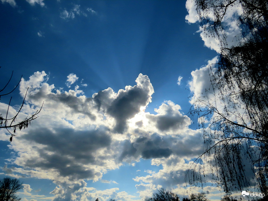 Változatos délutáni égbolt