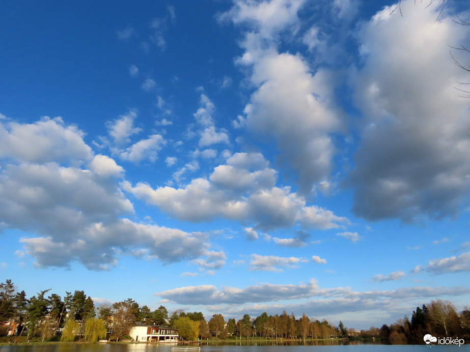 Felhők a tó felett