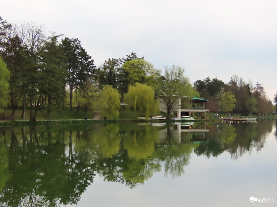 A Csónakázó-tó reggeli nyugalma