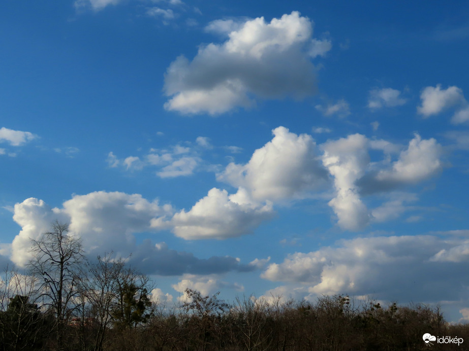 Változatos délutáni égbolt