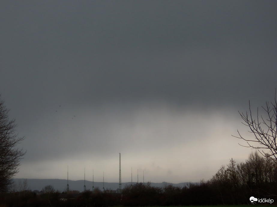 A távolban már esik