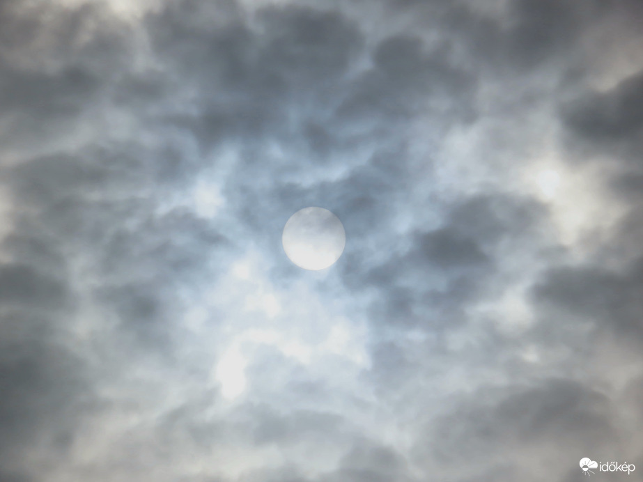 Felhők között bújkáló Nap