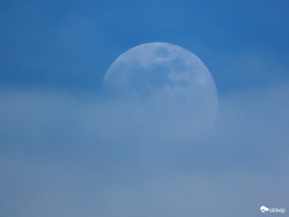 Felhők közé bújt a Hold