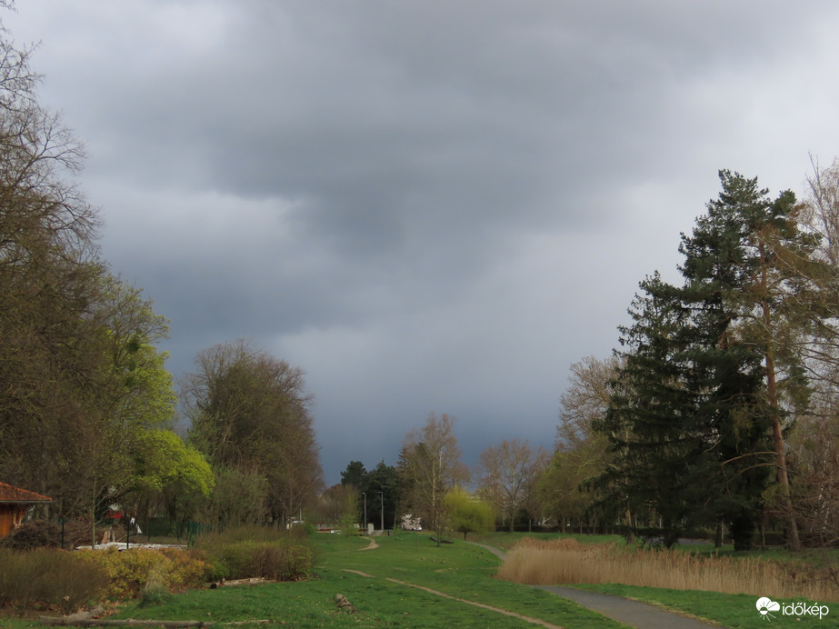 Erősen felhős égbolt