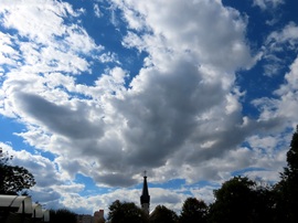 Felhők a délutáni égbolton