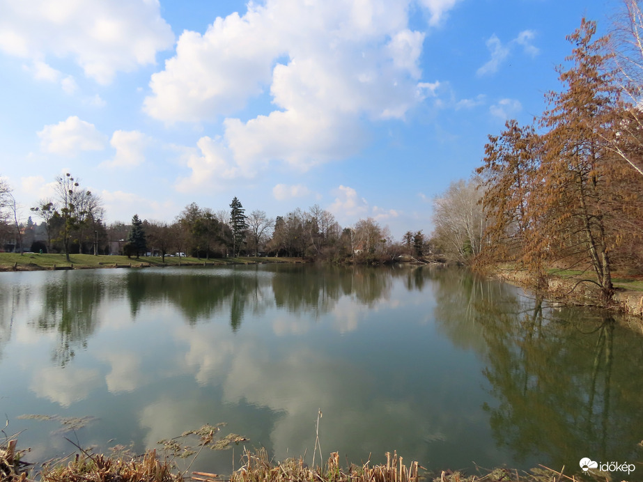 A Horgásztó felhős-napos időben