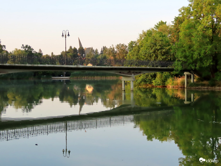 A szigetre vezető gyalogos híd