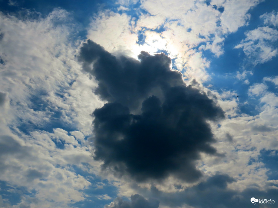 Sötét szörny takarja a Napot