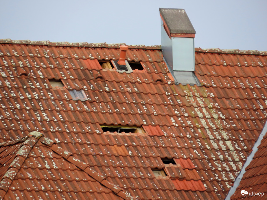 Az elmúlt napokban lévő viharos szél megbontotta a tetőt