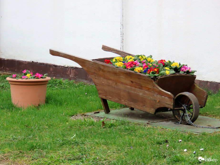 Mi mindenre jó egy régi talicska