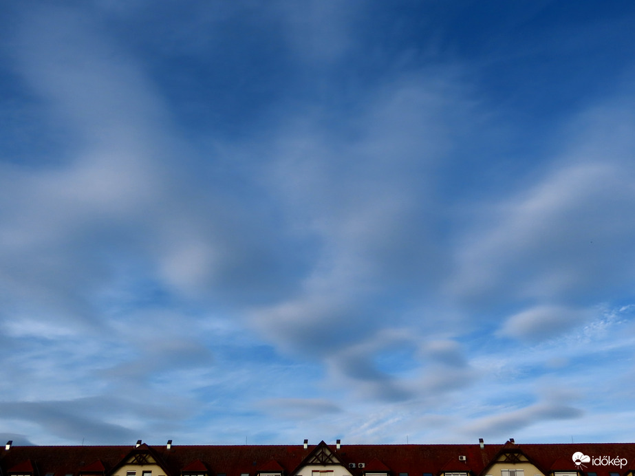Változatos délutáni égbolt