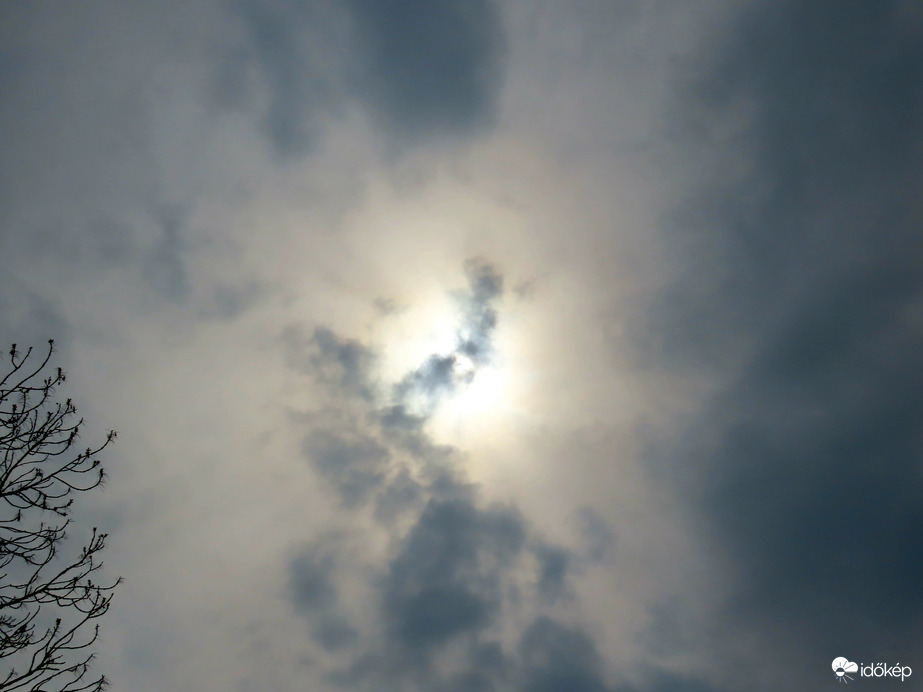 Felhőkön áttörő Nap