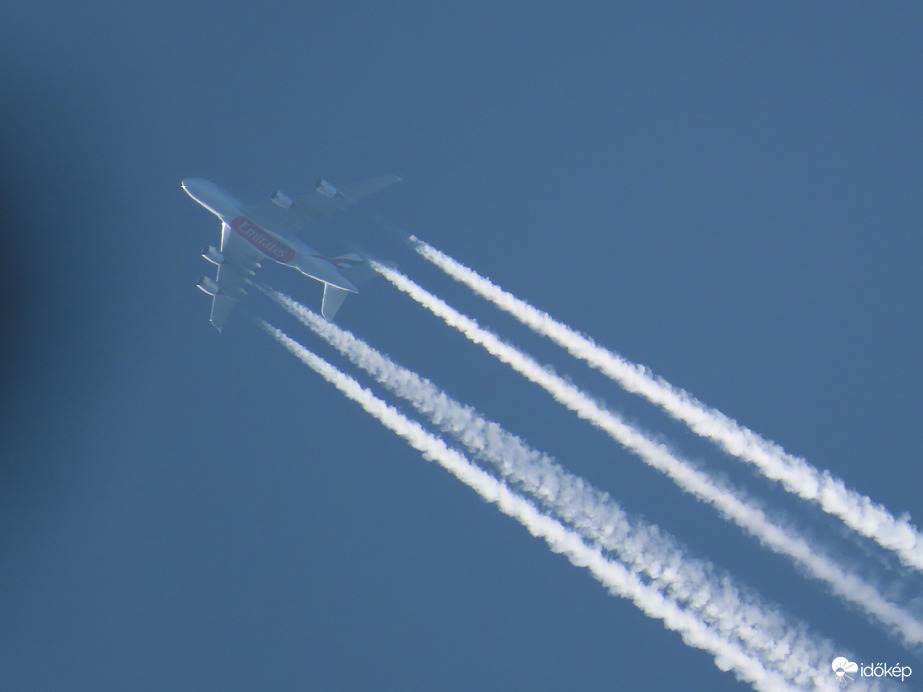 Kék eget átszelő gépmadár