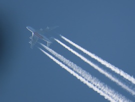 Kék eget átszelő gépmadár