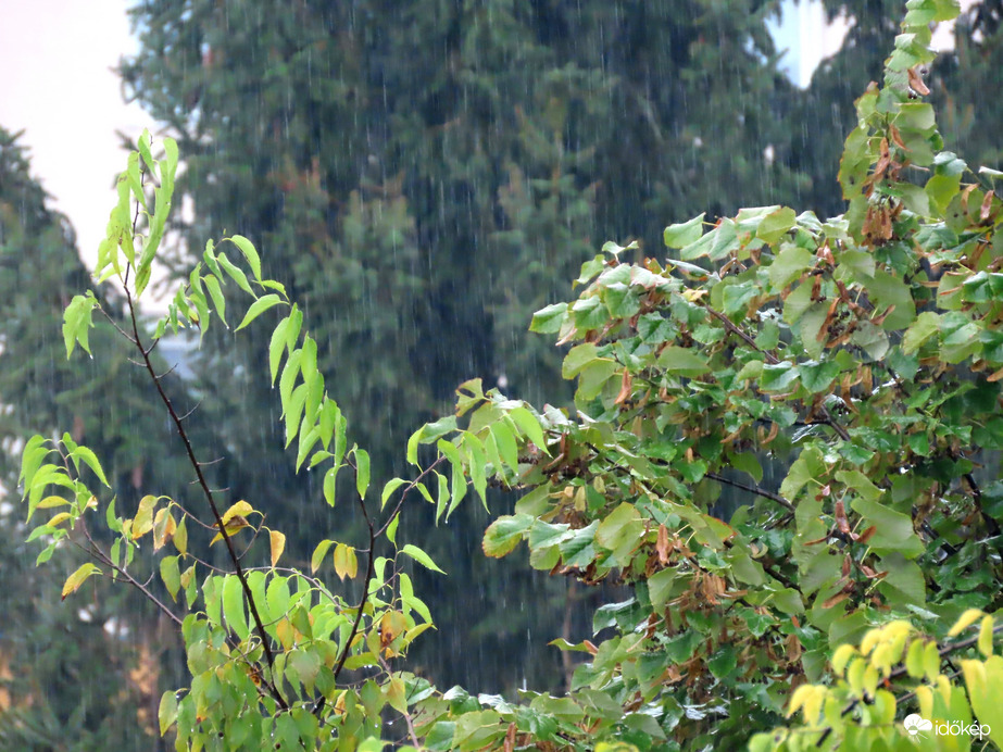 Reggel óta folyamatosan esik