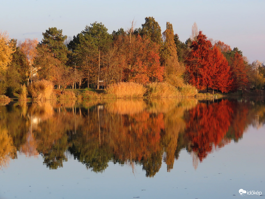 A Csónakázó-tó partja napsütésben