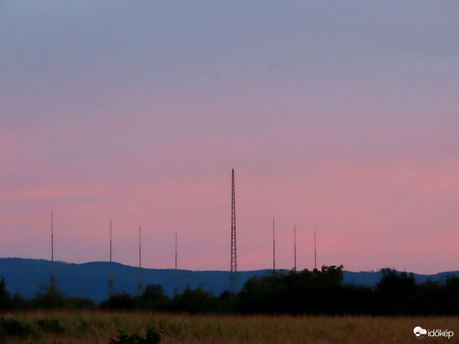 Az ÉNy-i égbolt még rózsaszínben úszik