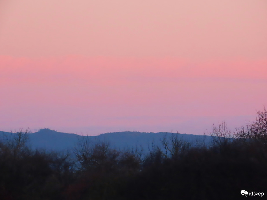 Északnyugati égbolt napkeltekor