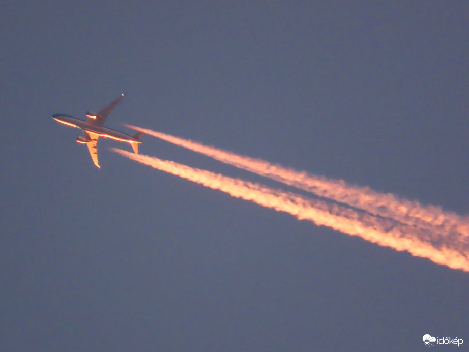 Lemenő Nap fényében suhanó