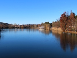 Csónakázó-tó kékben