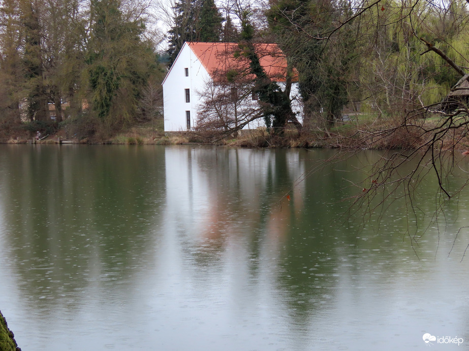 A Horgásztó esős időben