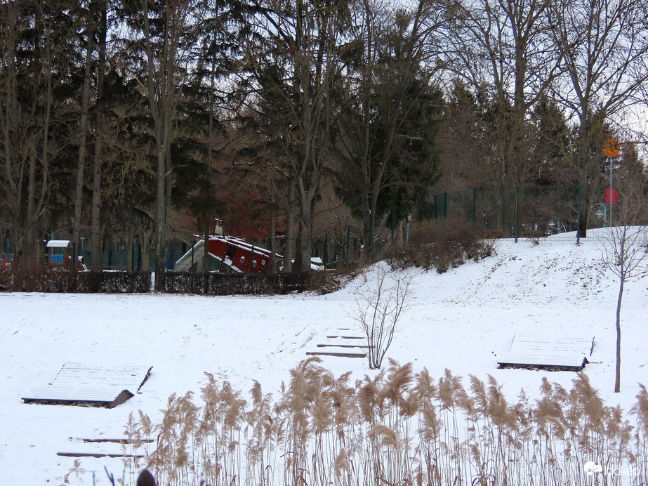Hólepte napozóágyak a patakparton