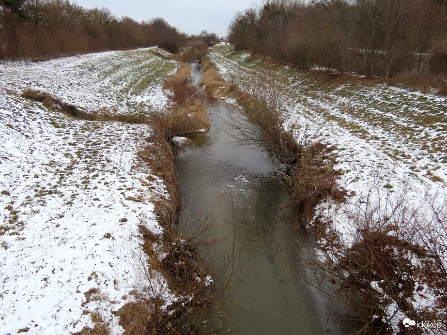 Alig havas a Perint patak partja