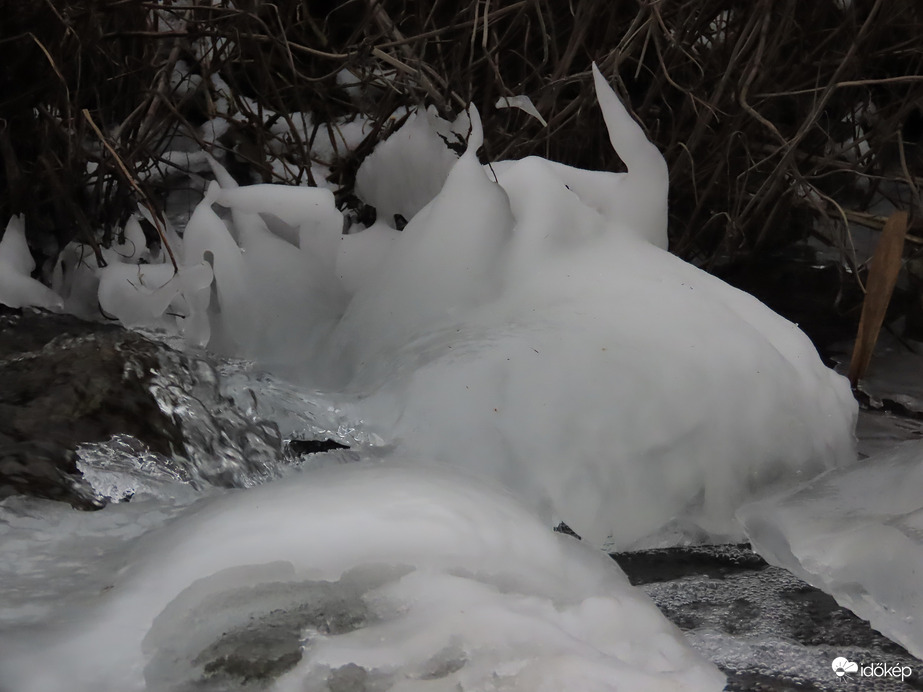 Hókupac jégbe fagyva
