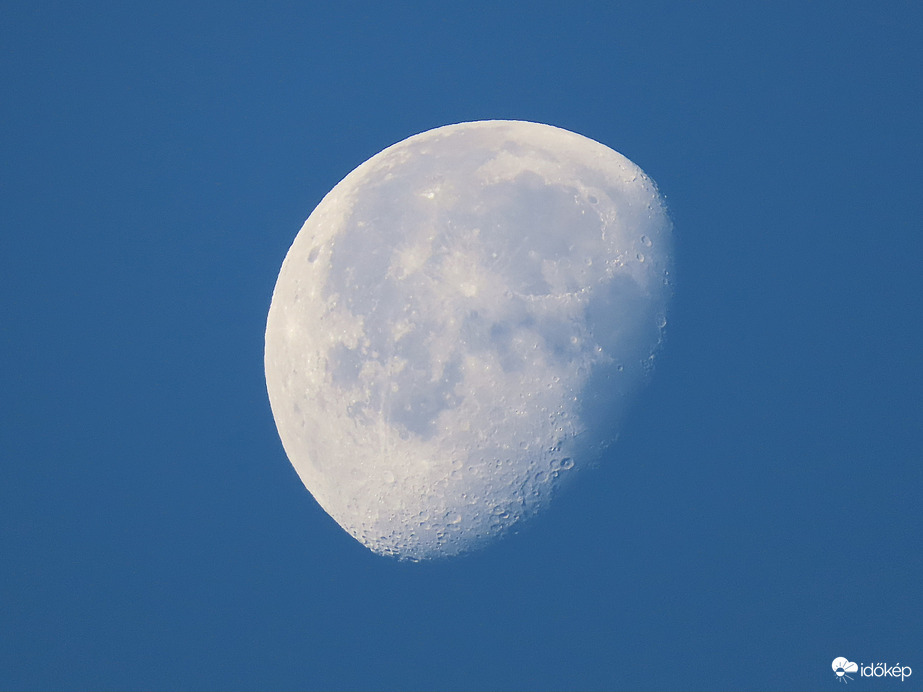 Hold napkelte idején