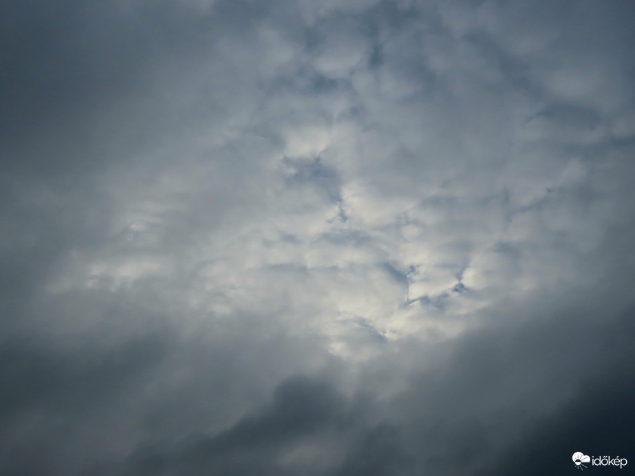 Délután nyiladozni kezdtek a felhők