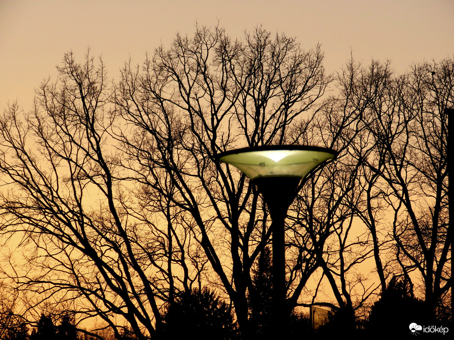 Alkonyat lámpafénnyel