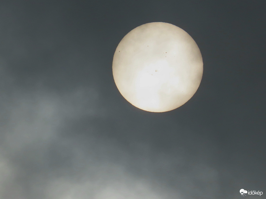 Felhők közül előbukkanó Nap