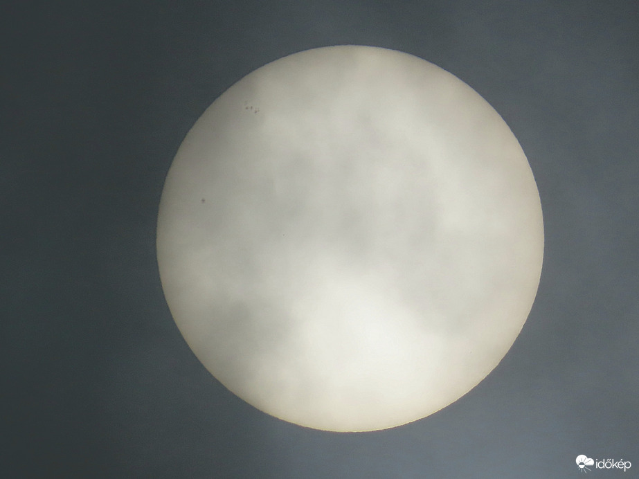 Foltos Nap a felhők között