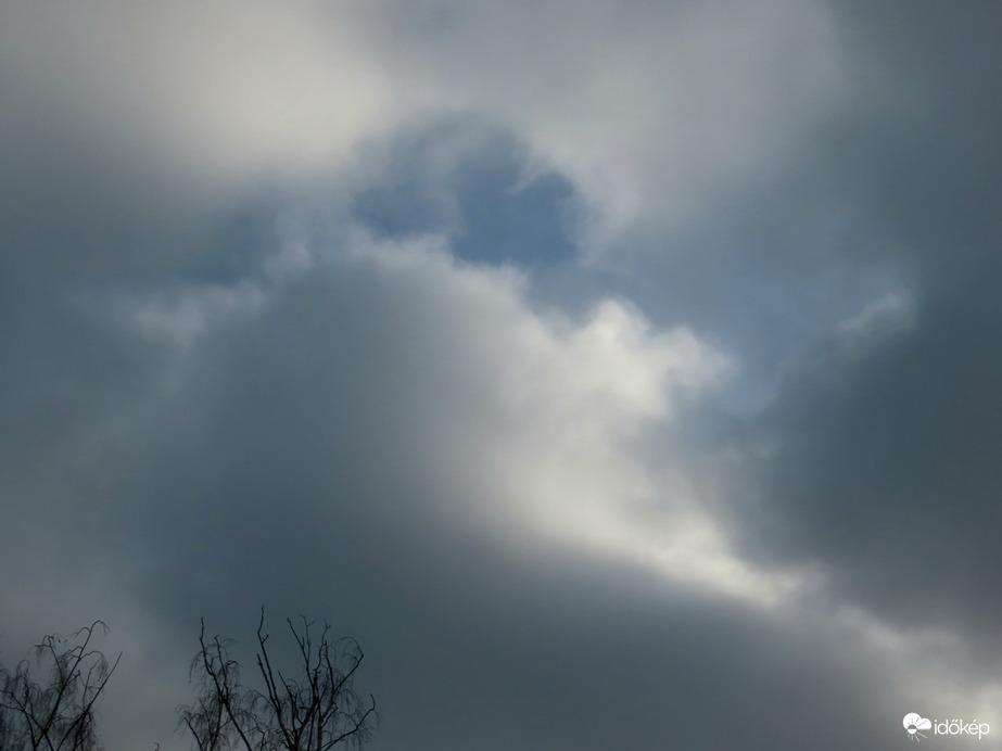 Néha látszott az égbolt kékje